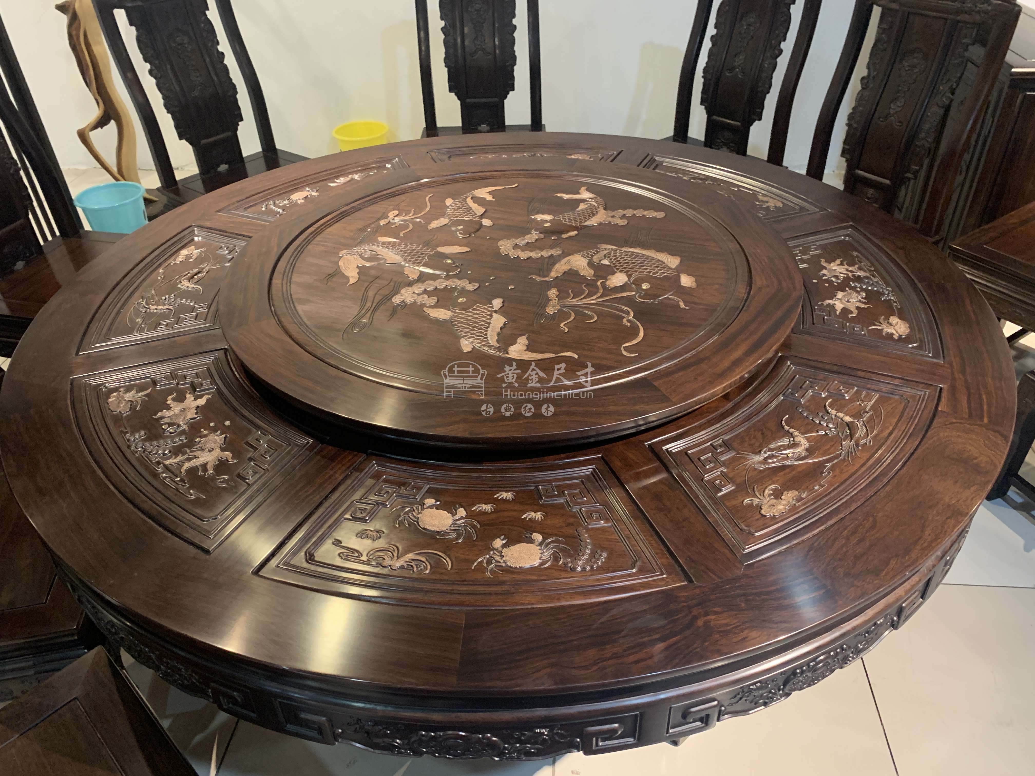 1.5米檀雕招财进宝圆台配10椅A3黑檀   (1).JPG